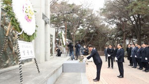 경기도의회 염종현 의장, 3.1 독립운동기념탑 참배