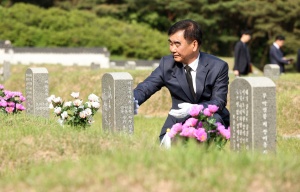경기도의회 염종현 의장, 17일 '국립 5.18 민주묘지' 참배