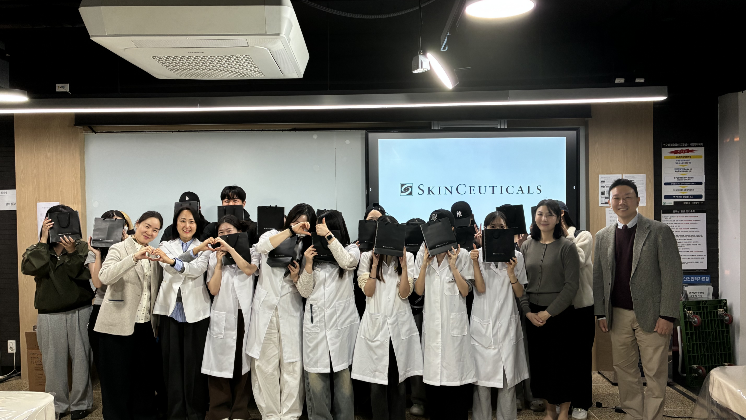 η ŲƼ-Ѵ ǷƼа,  ù 